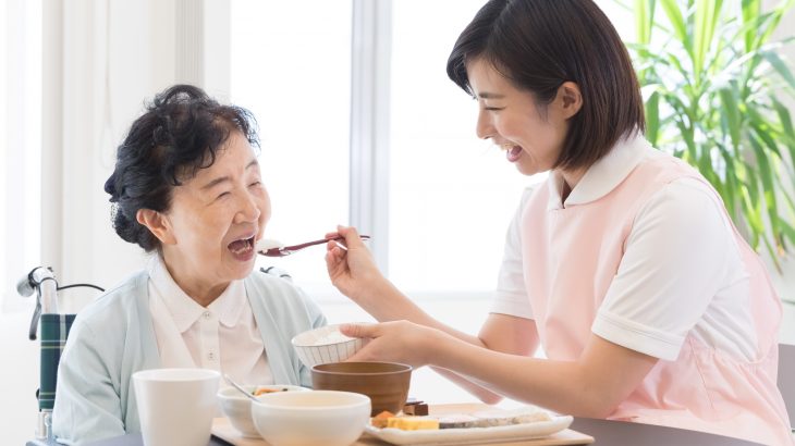 高齢者の適切な食事介助の方法｜献立をサポートするおすすめの介護食もご紹介