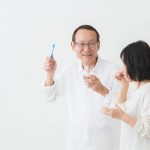 “高齢者の口腔ケアに！簡単な口腔トレーニングと市販品の使い方”