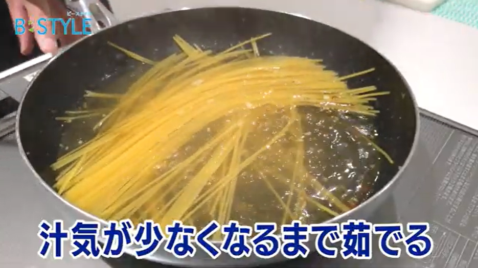 6、たまにほぐしながら、汁気が少なくなるまで茹でる。