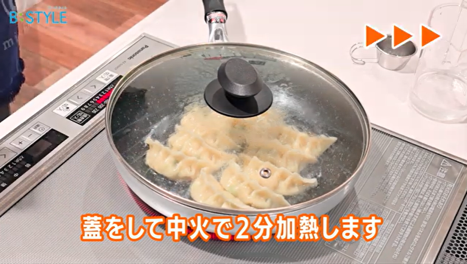 4-2、蓋をして中火で2分加熱する。