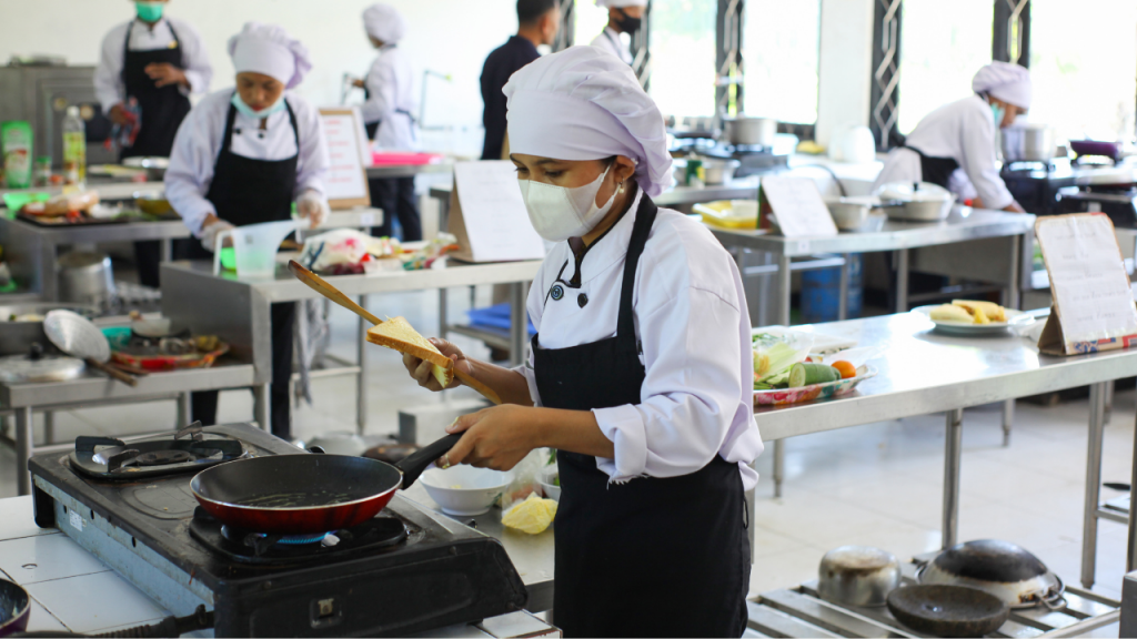 病院・介護施設では、調理員不足が慢性化している