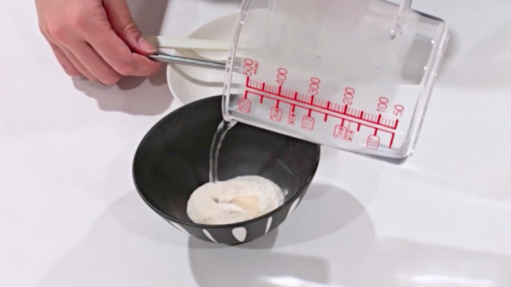 山田錦のおかゆ「うれし涙のおかいさん」を作る様子