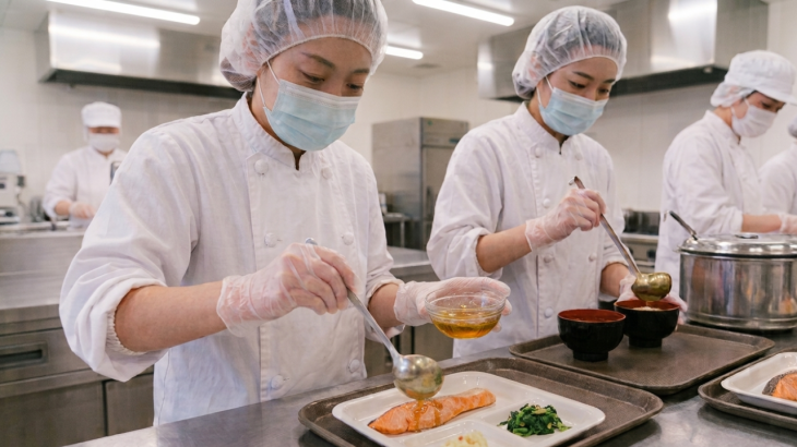 【令和8年度診療報酬改定】「嚥下調整食」の特別食加算はどう算定する？現場の負担を減らす栄養強化対策