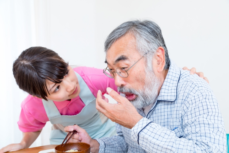 食べ物が飲み込みにくい、むせる